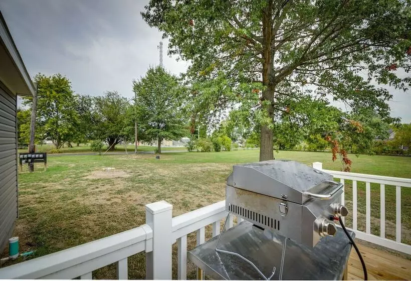 Efficiently Equipped Lewis Home: Deck & Gas Grill!