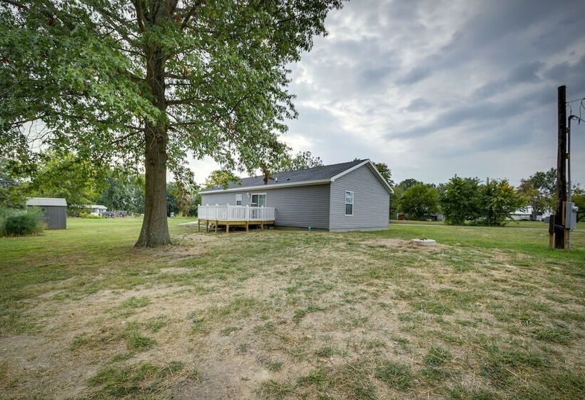 Efficiently Equipped Lewis Home: Deck & Gas Grill!