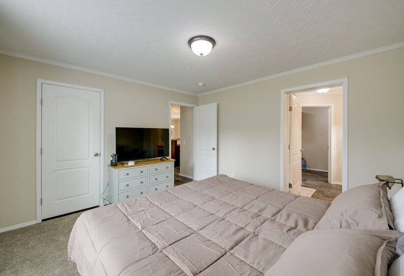 Efficiently Equipped Lewis Home: Deck & Gas Grill!