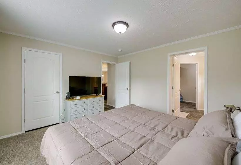 Efficiently Equipped Lewis Home: Deck & Gas Grill!