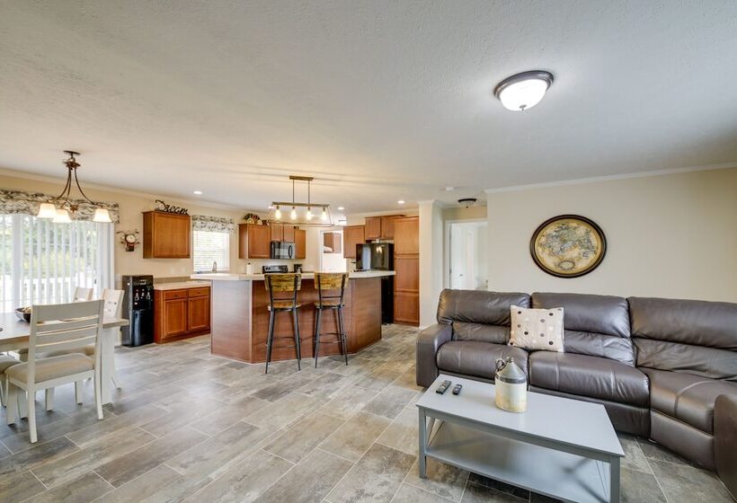 Efficiently Equipped Lewis Home: Deck & Gas Grill!