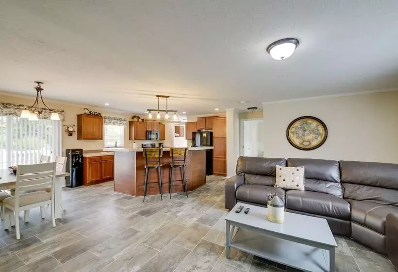 Efficiently Equipped Lewis Home: Deck & Gas Grill!