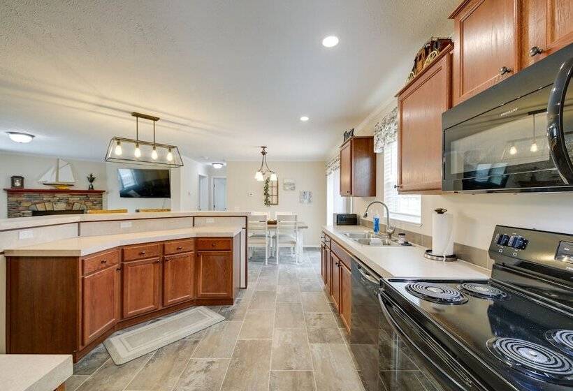 Efficiently Equipped Lewis Home: Deck & Gas Grill!