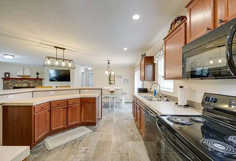 Efficiently Equipped Lewis Home: Deck & Gas Grill!