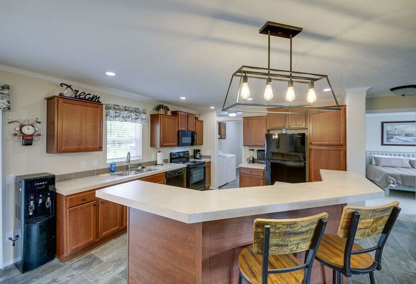 Efficiently Equipped Lewis Home: Deck & Gas Grill!