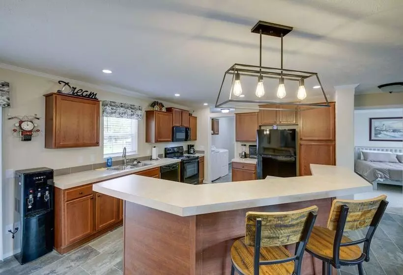 Efficiently Equipped Lewis Home: Deck & Gas Grill!