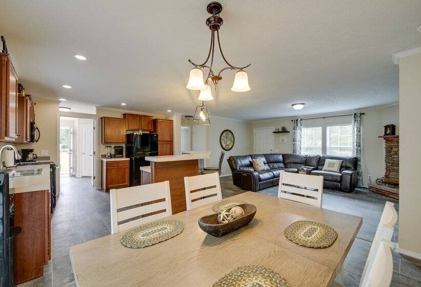 Efficiently Equipped Lewis Home: Deck & Gas Grill!