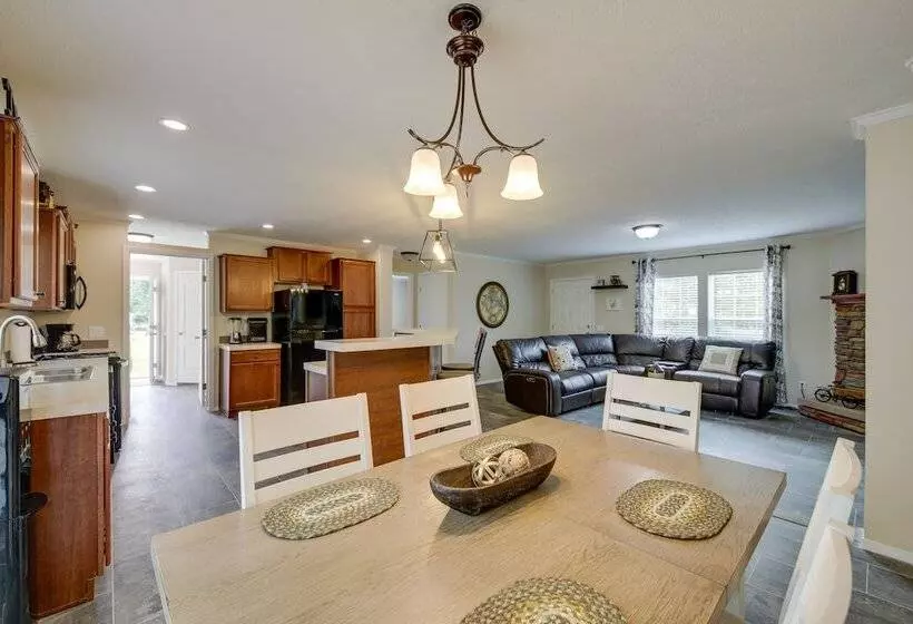 Efficiently Equipped Lewis Home: Deck & Gas Grill!