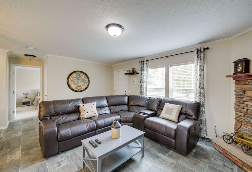 Efficiently Equipped Lewis Home: Deck & Gas Grill!