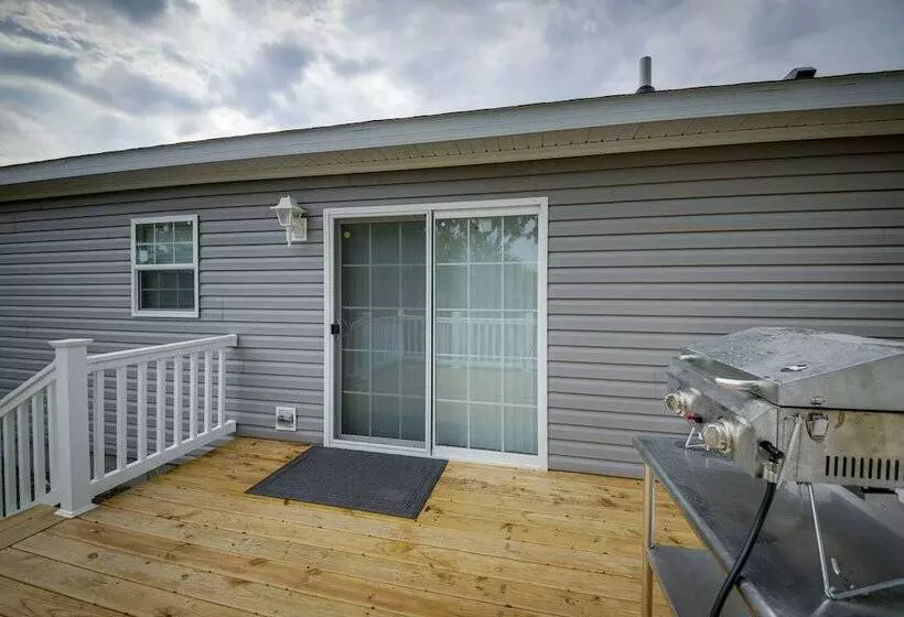 Efficiently Equipped Lewis Home: Deck & Gas Grill!