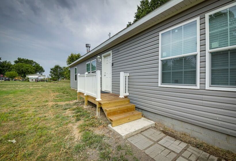 Efficiently Equipped Lewis Home: Deck & Gas Grill!