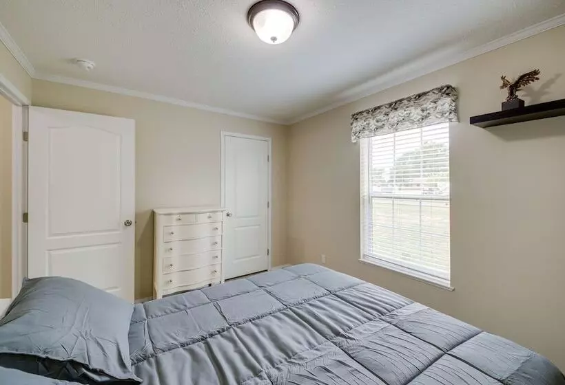 Efficiently Equipped Lewis Home: Deck & Gas Grill!