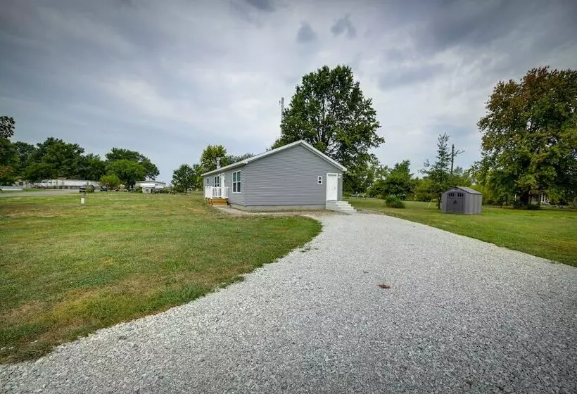 Efficiently Equipped Lewis Home: Deck & Gas Grill!