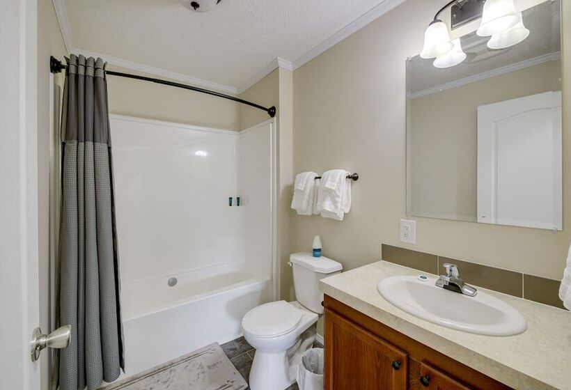 Efficiently Equipped Lewis Home: Deck & Gas Grill!