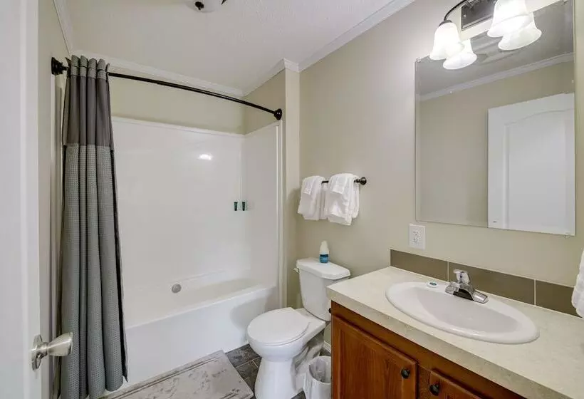 Efficiently Equipped Lewis Home: Deck & Gas Grill!