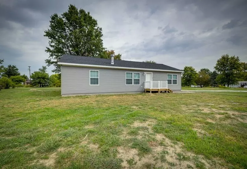 Efficiently Equipped Lewis Home: Deck & Gas Grill!