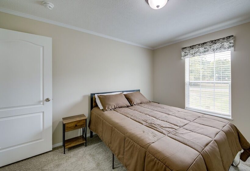 Efficiently Equipped Lewis Home: Deck & Gas Grill!