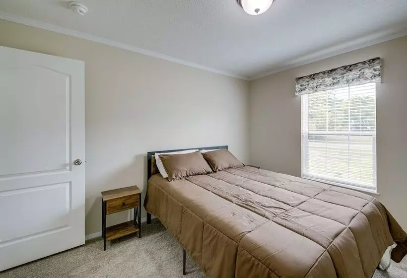 Efficiently Equipped Lewis Home: Deck & Gas Grill!