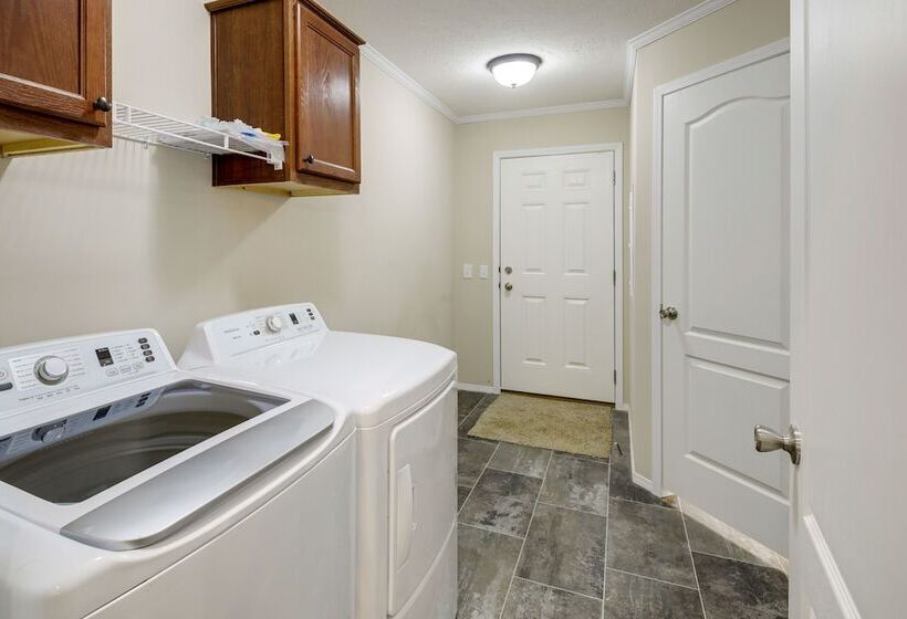 Efficiently Equipped Lewis Home: Deck & Gas Grill!