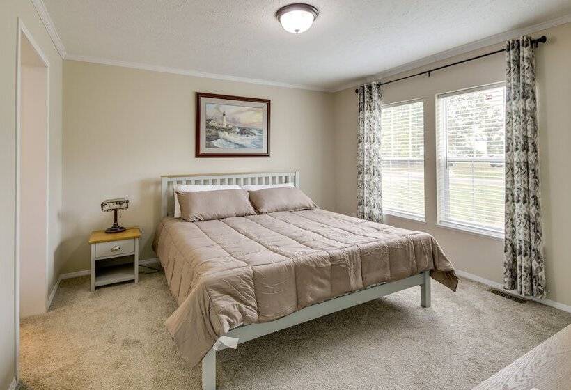 Efficiently Equipped Lewis Home: Deck & Gas Grill!