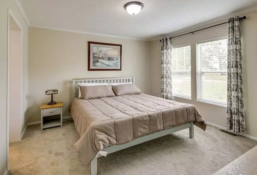 Efficiently Equipped Lewis Home: Deck & Gas Grill!