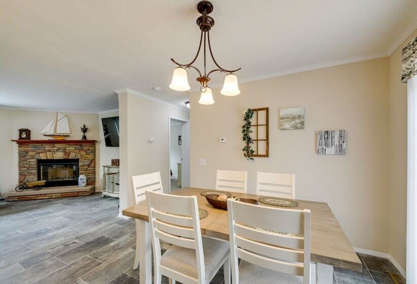 Efficiently Equipped Lewis Home: Deck & Gas Grill!