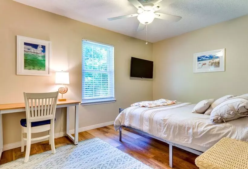 Gulf Breeze Oasis W/ Patio, Grill & Beach Chairs