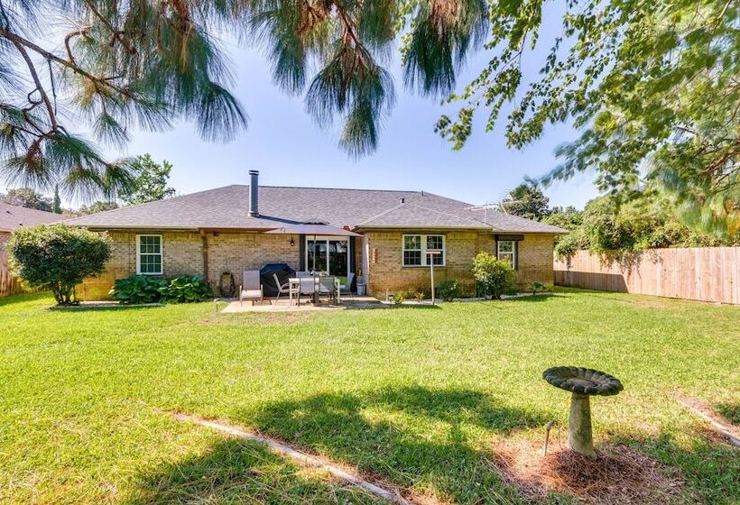 Gulf Breeze Oasis W/ Patio, Grill & Beach Chairs