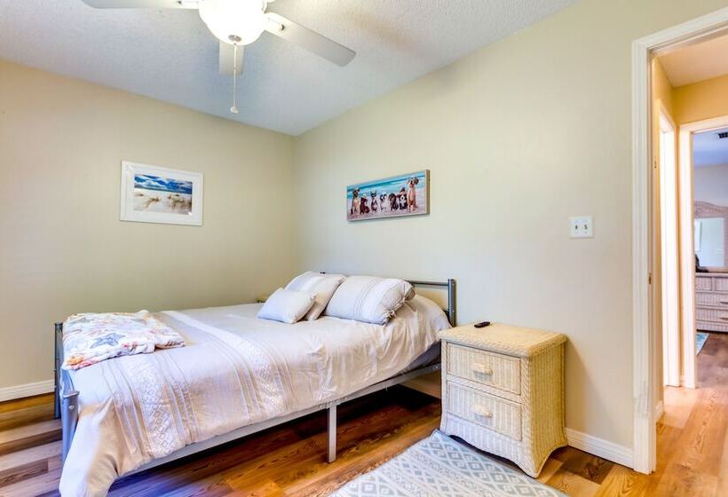 Gulf Breeze Oasis W/ Patio, Grill & Beach Chairs