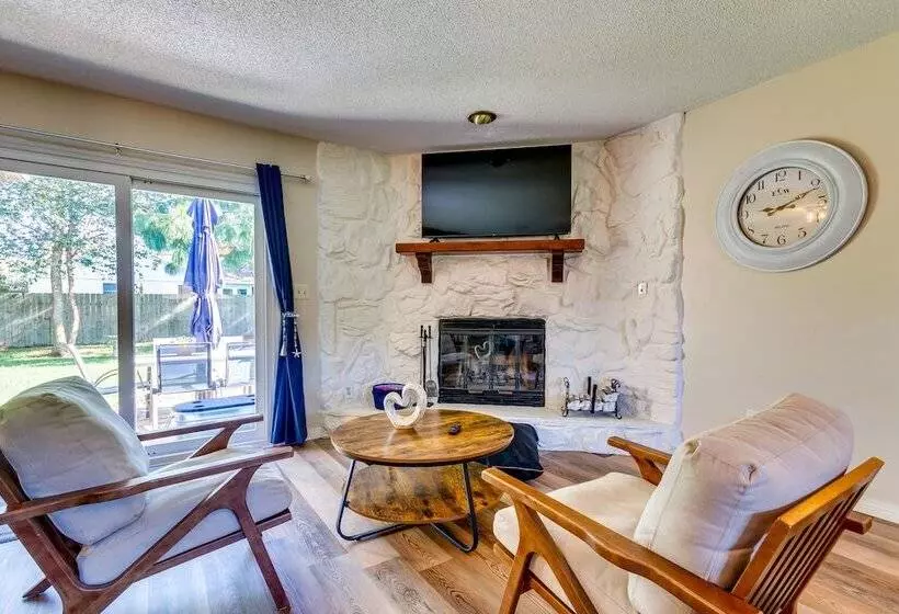 Gulf Breeze Oasis W/ Patio, Grill & Beach Chairs