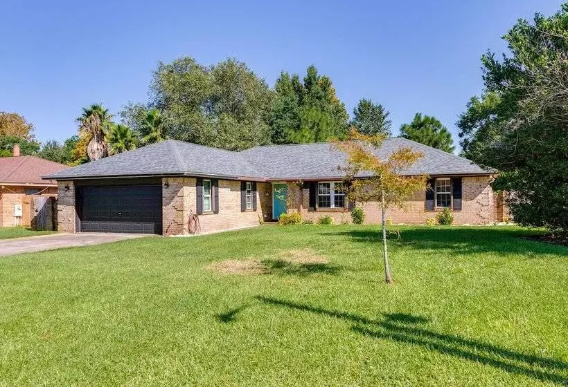 Gulf Breeze Oasis W/ Patio, Grill & Beach Chairs