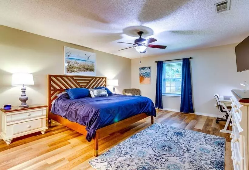 Gulf Breeze Oasis W/ Patio, Grill & Beach Chairs