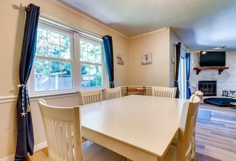 Gulf Breeze Oasis W/ Patio, Grill & Beach Chairs