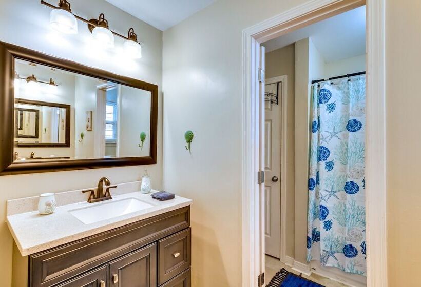 Gulf Breeze Oasis W/ Patio, Grill & Beach Chairs