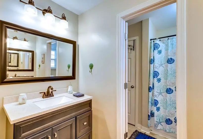 Gulf Breeze Oasis W/ Patio, Grill & Beach Chairs