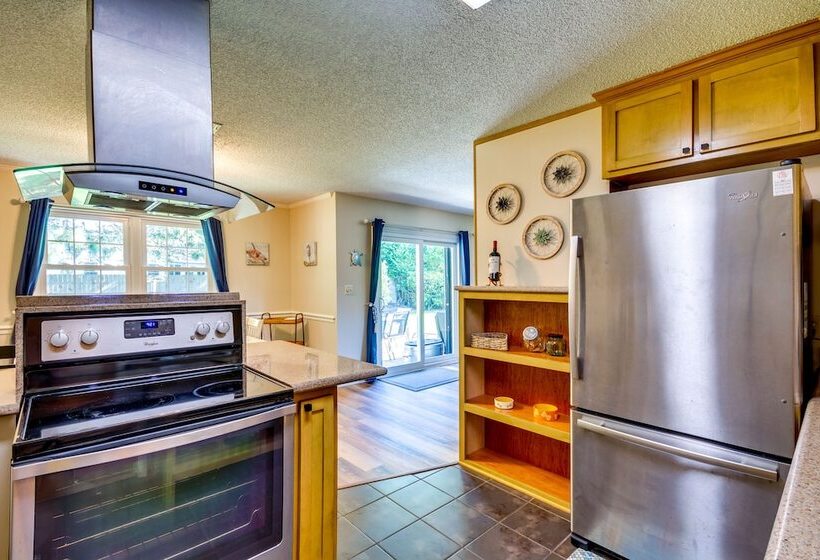 Gulf Breeze Oasis W/ Patio, Grill & Beach Chairs