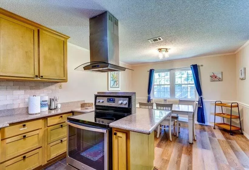 Gulf Breeze Oasis W/ Patio, Grill & Beach Chairs