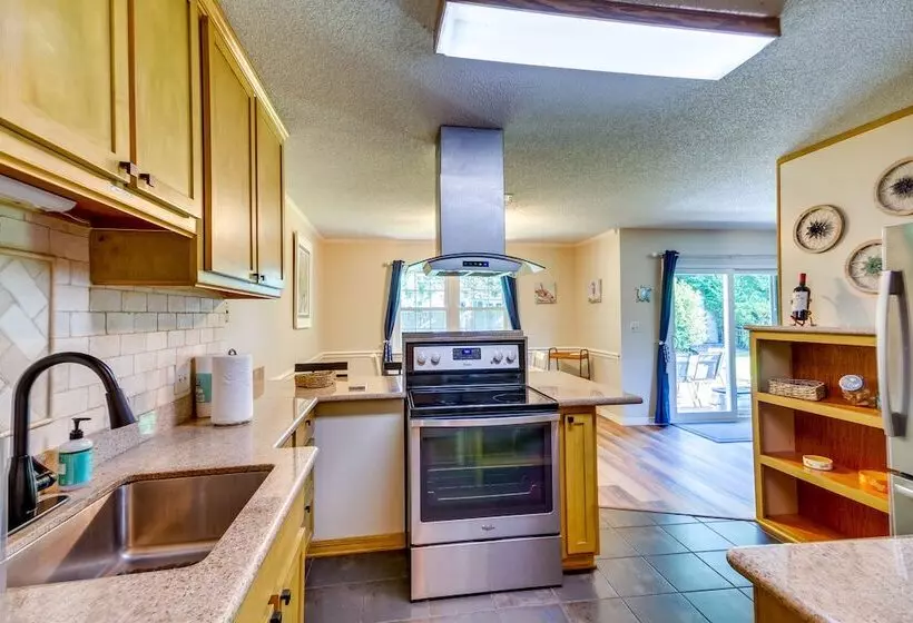 Gulf Breeze Oasis W/ Patio, Grill & Beach Chairs