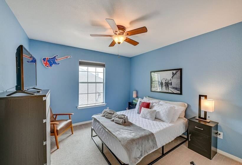 Harmony House Texas  In Carrollton: Private Pool!