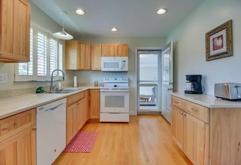 Home W/ Hot Tub + Deck ~ 3 Mi To Ark Encounter!