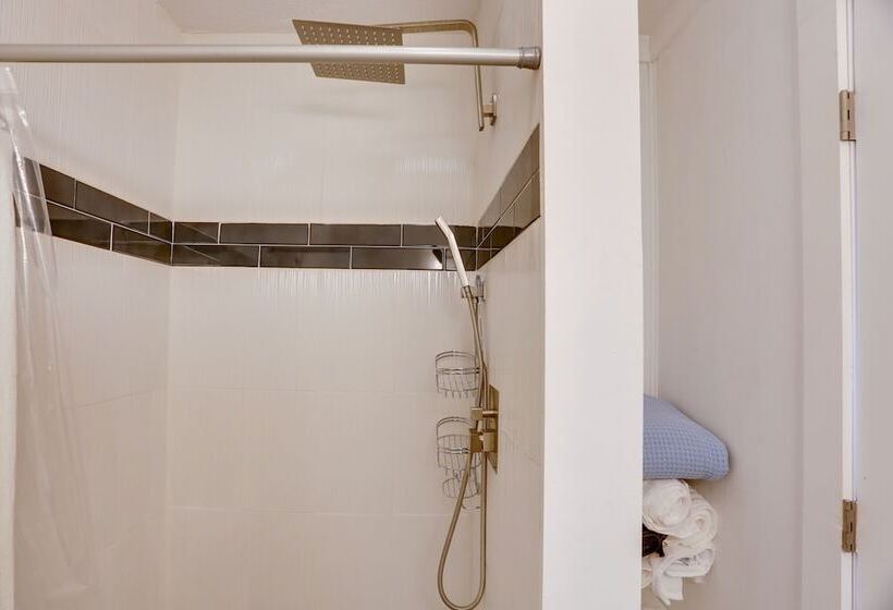 Lakefront Alabama Escape W/ Boat Dock & Fire Pit!