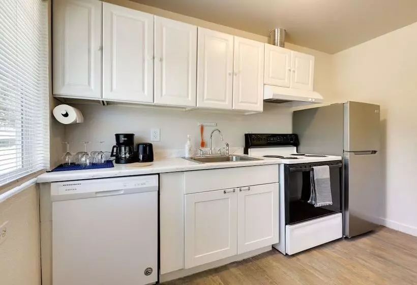 Quiet Lakefront Clearlake Vacation Rental!