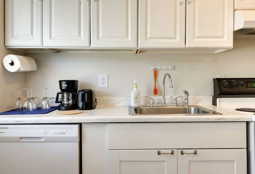 Quiet Lakefront Clearlake Vacation Rental!