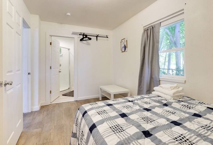 Quiet Lakefront Clearlake Vacation Rental!