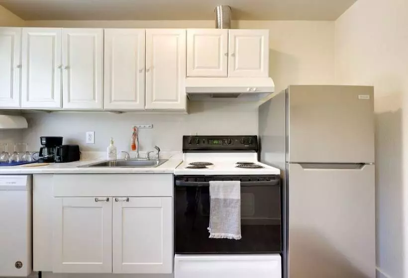 Quiet Lakefront Clearlake Vacation Rental!