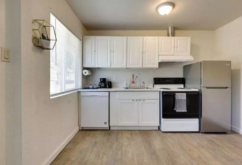 Quiet Lakefront Clearlake Vacation Rental!