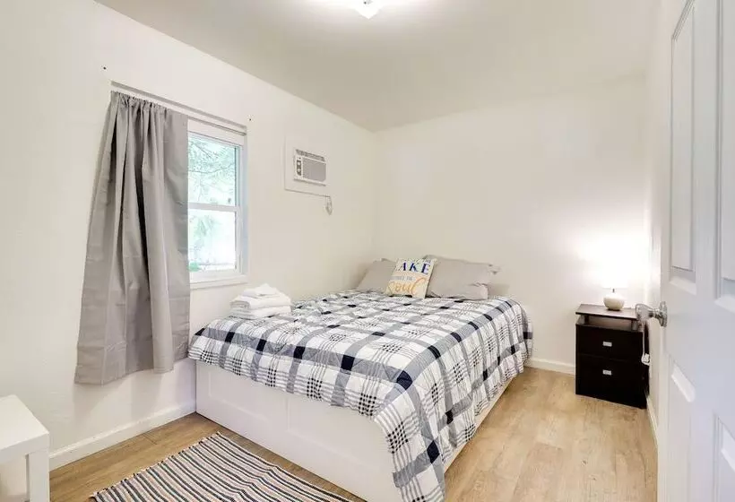 Quiet Lakefront Clearlake Vacation Rental!