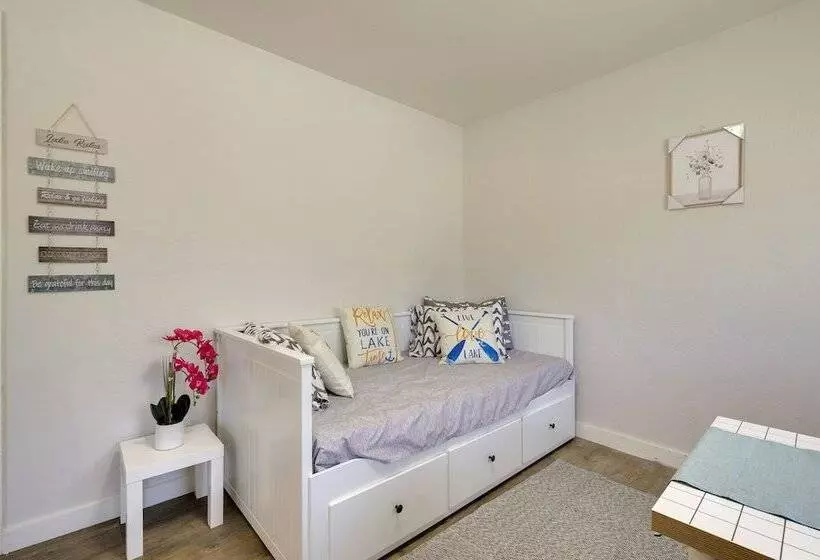 Quiet Lakefront Clearlake Vacation Rental!