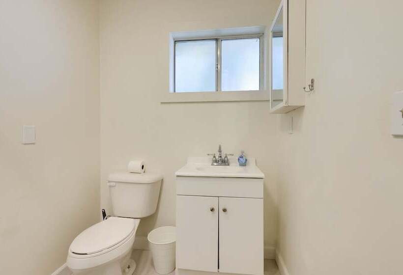 Quiet Lakefront Clearlake Vacation Rental!