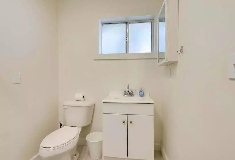 Quiet Lakefront Clearlake Vacation Rental!